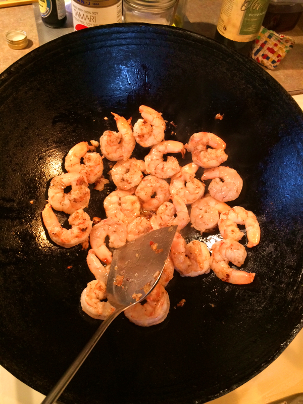 4. Lightly stir fry shrimp with garlic.